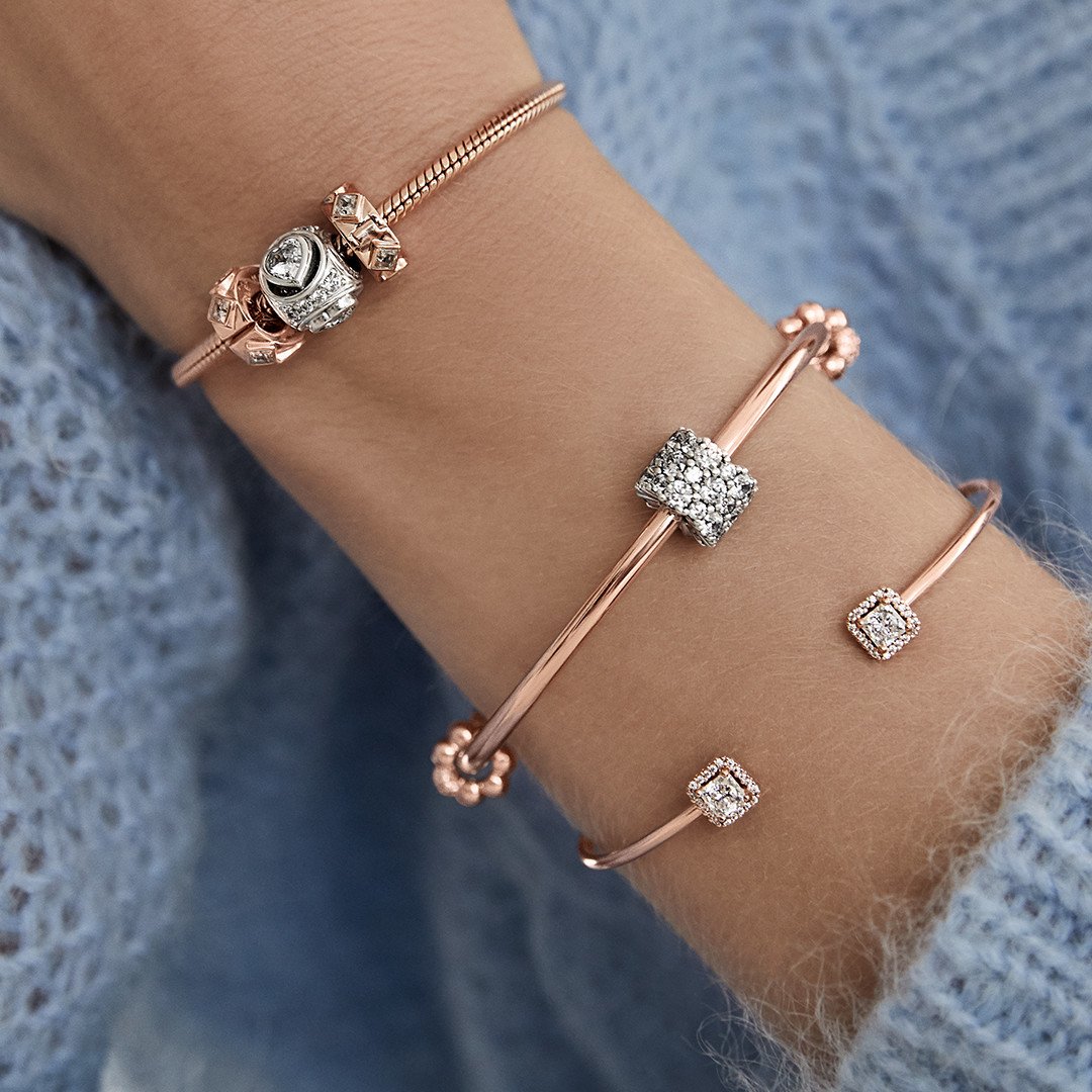 ✨Notre bracelet rigide ouvert de la collection #ÉléganceIntemporelle est polyvalent et multifonctionnel! Visitez votre boutique #Pandora pour découvrir comment vous pouvez l’agencer d’une multitude de façons!✨#JaimePandora #Pandorabijoux #Pandoralove #Pandorastyle #PandoraQc