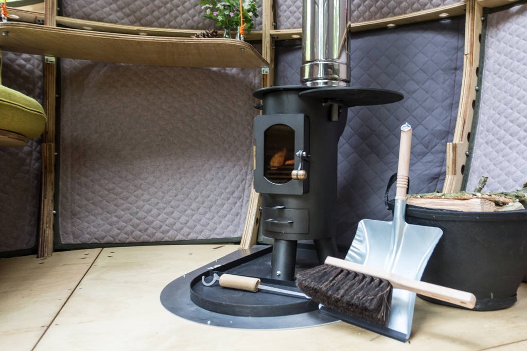 TreeTents's tweet image. We&apos;re not sure if #Monmouthshire-based Emily and Joe named their Oak Apple #TreeTent after the Oak Apple Wasp gall, but they do have similarities. Both hang in trees, both are spherical, and both structures provide a safe home to their inhabitants. Go to @canopyandstars to book!