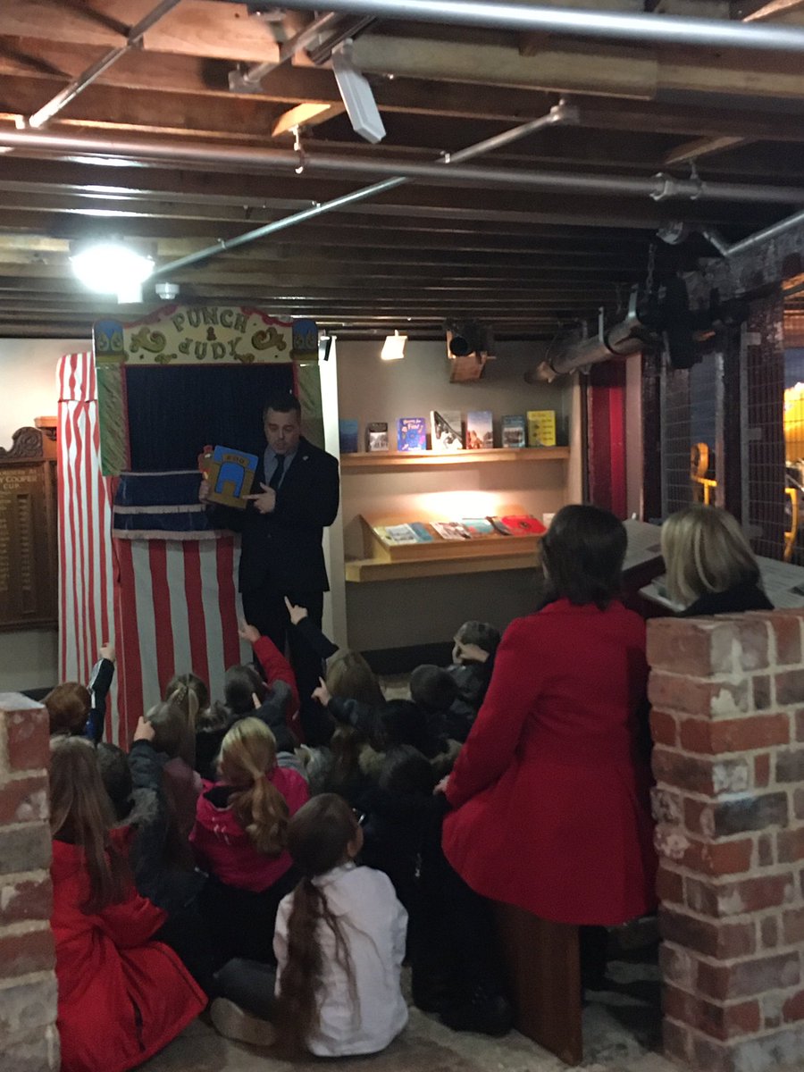 Even though it’s November the ☀️ is out in Gt Yarmouth today &amp; Seaside Rocks  with the wonderful pupils from <a href="/PeterhousePri/">Peterhouse Primary</a> is in full swing.