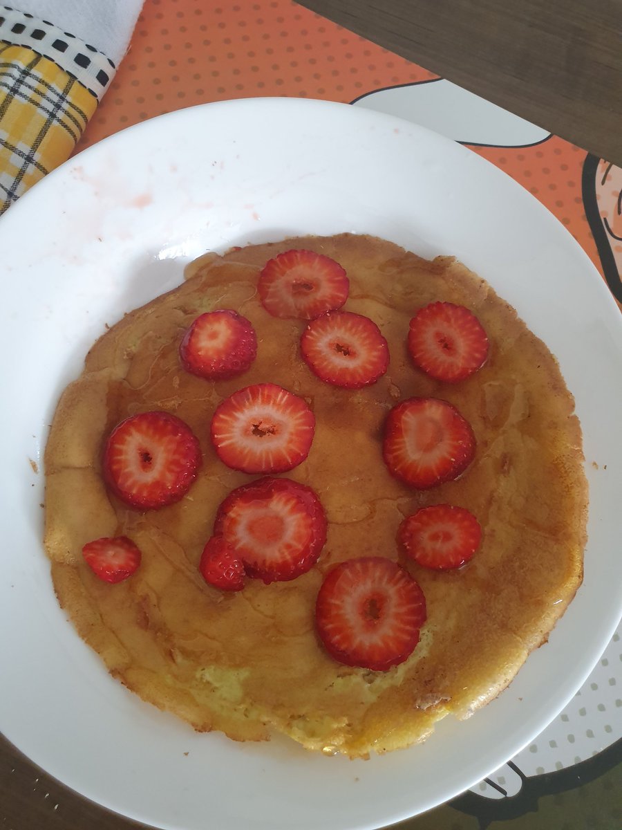 E vamos de panqueca fit q eu fiz 

Receita 

2 ovos (mistura bem)
1 colher de sopa cheia de farinha de amêndoas 
Canela( quanto vc quiser)
Coloca na frigideira e espera ela ter essa consistência de massa.
Depois pique um morango pra colocar em cima, e coloque um fio de mel ;)