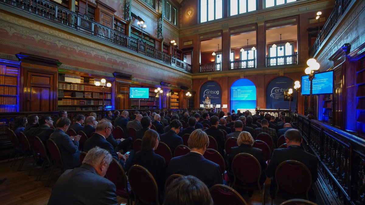 ENTSOG's tweet image. Less than a month to our 10-Year Anniversary Conference on 1⃣1⃣ December: &quot;ENTSOG’s Evolution: From Network Codes to #Roadmap2050&quot;
We&apos;ll focus on our past achievements to decarbonisation challenge and ENTSOG’s Roadmap 2050.
Stay tuned 👉#FutureEnergySystem #10YearENTSOG