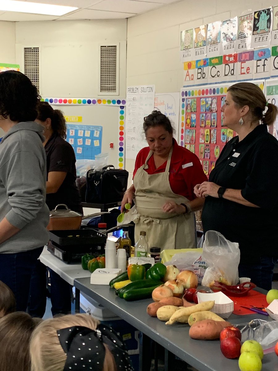 FRYSCKy's tweet photo. Southern Georgetown FRYSC organized a “Meet the Farmer” day to teach students about careers in agriculture. Why a great community collaboration! https://t.co/xXE2fOWTX7