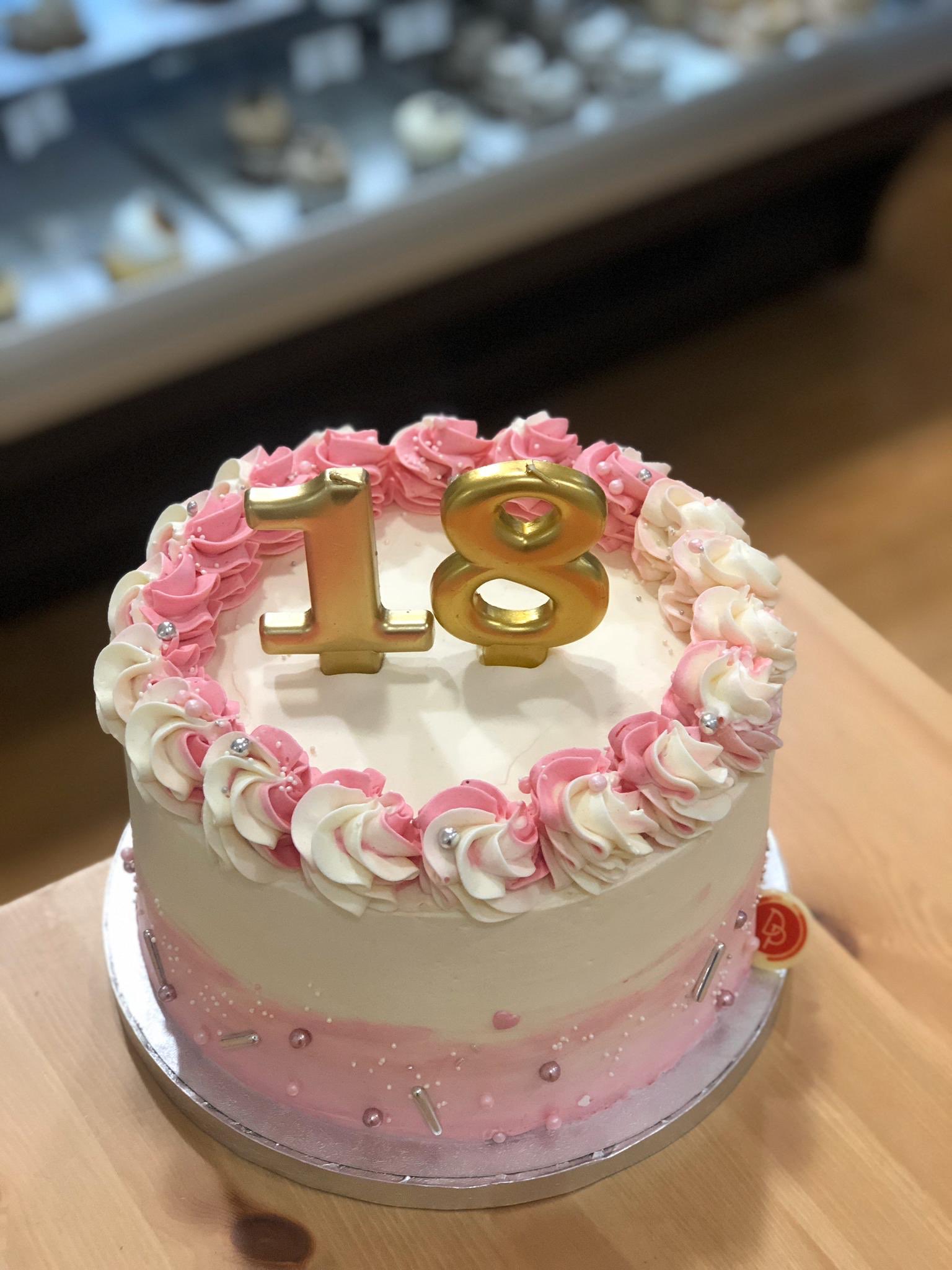 grua marca Cordero Twitter 上的 Pasteleria Daily："Alejandra cumplía 18 años y para su  celebración diseñamos este pastel con sabor de chocolate relleno de fresas.  ¡Ella también se sumó a la semana de pasteles rosados! Visita