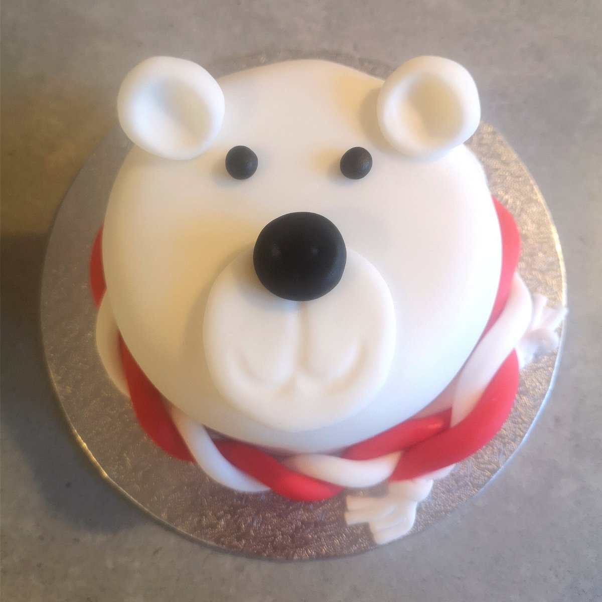 iamthecakesmith's tweet photo. ❄️POLAR BEAR❄️

Here is my second design for my Christmas cakes ready for the weekends Christmas fair. 
He's a real cutie pie and he looks all cosy with his candy cane stripe scarf on!
Side note- Bit annoyed there's no polar bear or candy cane emojis 😒 
#christmas #isleofwight https://t.co/WnVCAhPyOP