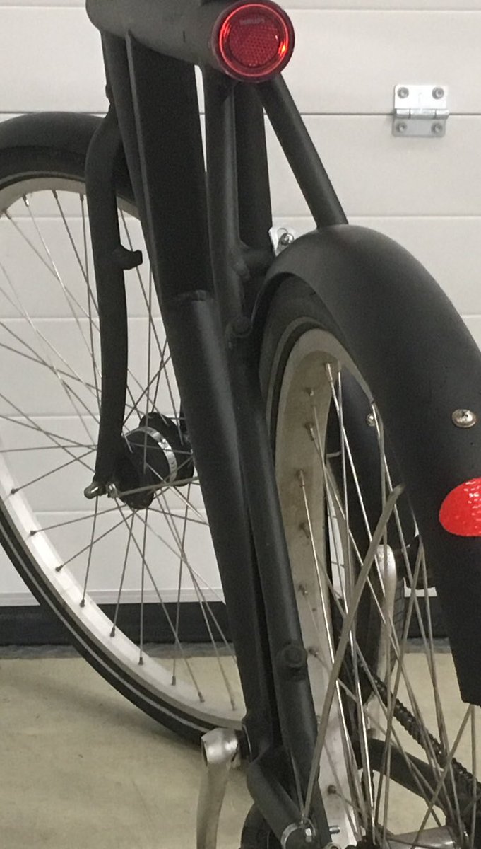 stempelman's tweet image. Nog paar modificaties en deze #vanmoof trap ik zijdezacht richting #80km per uur. Met deze wolf in schaapskleren ben ik straks sneller dan met de #auto die met een slakkengang maar #100km mag. Lang leven #vanmoof. Hier fiets je niet mee maar deze trek je aan met verwarmbaar zadel