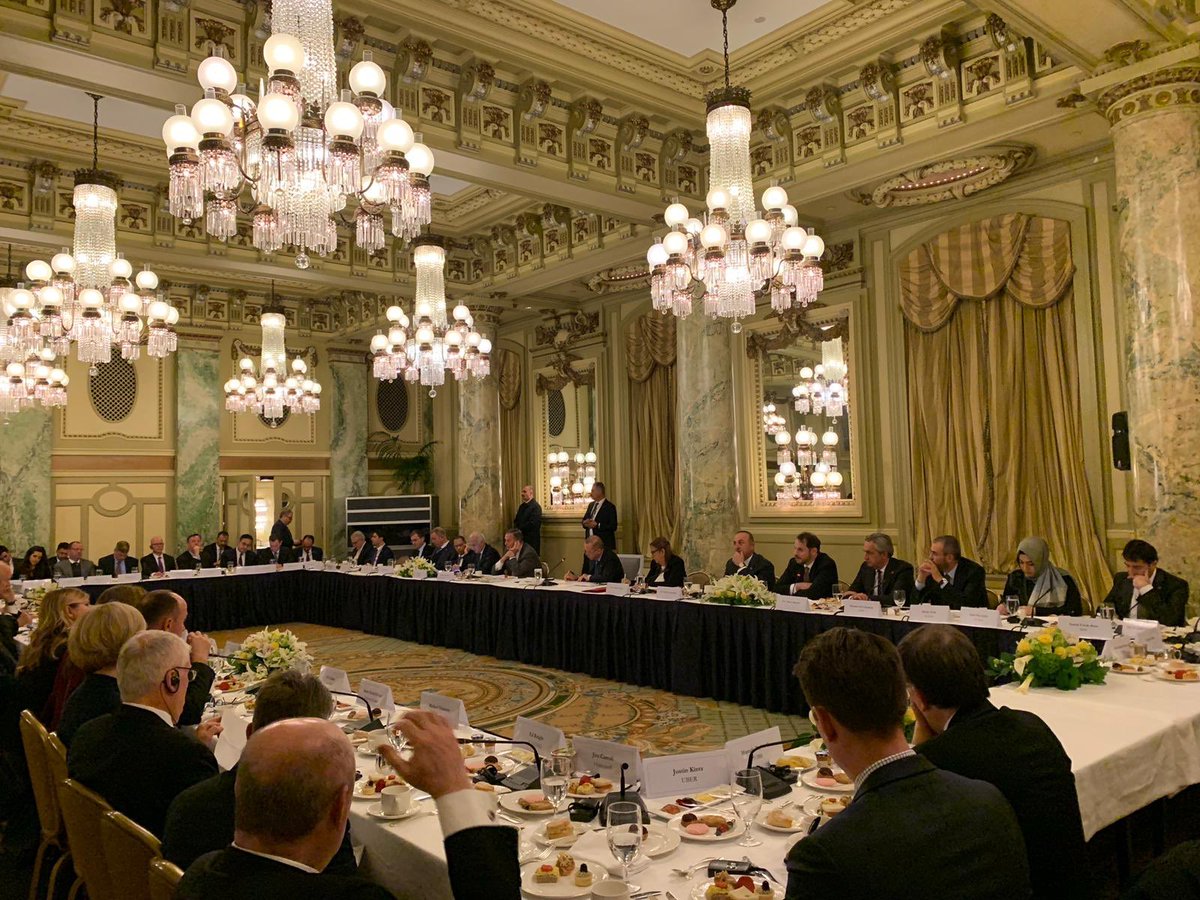 Bugünkü önemli toplantı öncesi dün CB’mız <a href="/RTErdogan/">Recep Tayyip Erdoğan</a>, Sn Bakanlarımız <a href="/BeratAlbayrak/">Berat Albayrak</a>, <a href="/pekcan/">Ruhsar Pekcan</a>, <a href="/MevlutCavusoglu/">Mevlüt Çavuşoğlu</a>, Hulusi Akar, <a href="/taikofficial/">TAİK</a> Bşk M.Ali Yalçındağ ve TR-ABD'nin firma temsilcileriyle ABD Yuvarlak Masa toplantımızı Washington'da gerçekleştirdik

#İşimizTicariDiplomasi