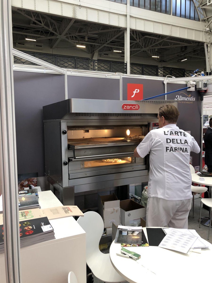 CaterBakeUK's tweet image. Grab a taste of authentic Italian pizza from our stand neighbours @molino_pasini... It&apos;s delicious! Come and see us at Stand 26A/26B 😃 #EPPS19 #PizzaPastaShow