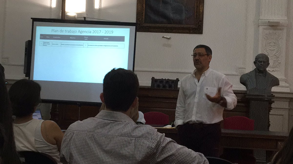 Complaborales's tweet photo. El coordinador Ejecutivo, Santiago de la Barrera, realiza junto a su equipo de trabajo un repaso de la gestión realizada por la Agencia en diferentes territorios de la Provincia de Buenos Aires, donde  lleva certificados más de 2000 trabajadores en distintos roles profesionales. https://t.co/0nnfRSDl2s