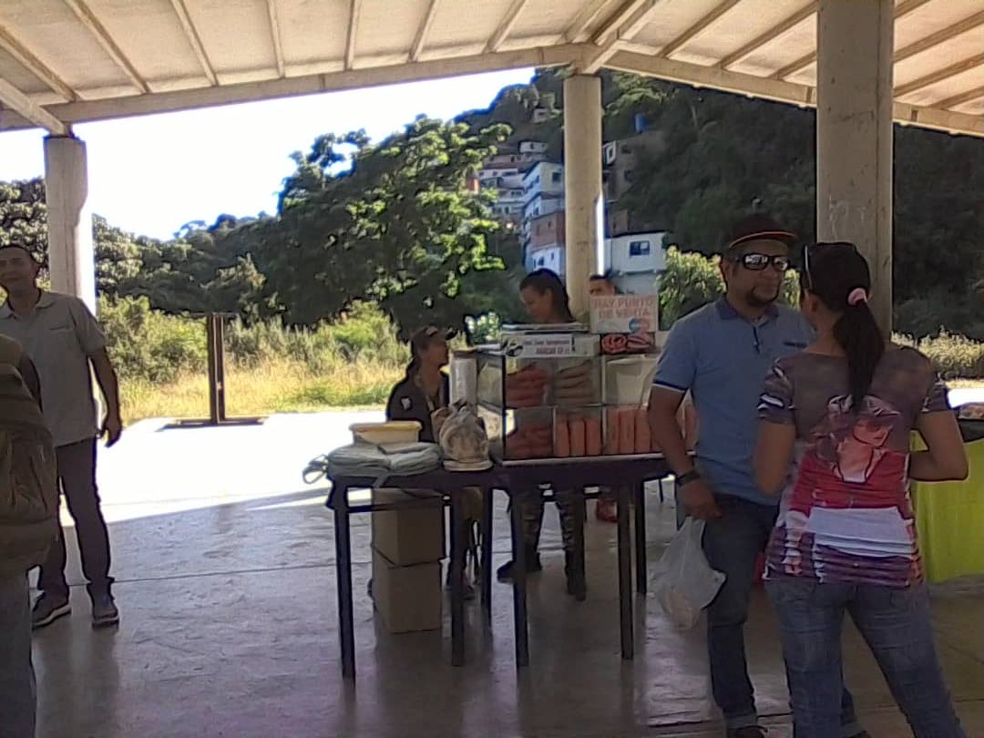 vargassunacoop's tweet photo. Estamos en los techitos, detras del Infocentro en la Guzmania, en la 4ta Feria del Movimiento Cooperativo de la Guaira. #EnCooperativaLogramosMas @NicolasMaduro @CarneiroPSUV @blancaePSUV @carlosluisriver @sunacoop_ven https://t.co/WOG2aJFzbD