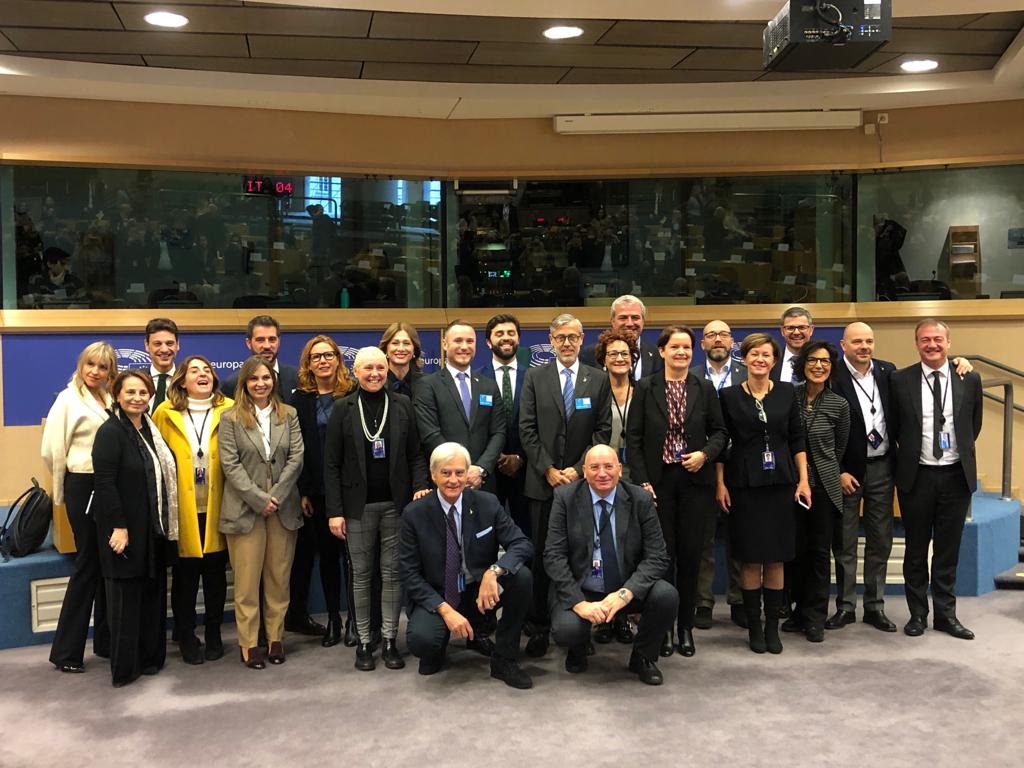DOscarLancini's tweet photo. Bruxelles - incontro con Andrea Manfrin, giornalista e consigliere regionale Lega in Valle d'Aosta, sanzionato dall'ordine dei giornalisti per aver utilizzato in un post sui social il termine "clandestino" in riferimento ai richiedenti asilo... #NOpoliticallycorrect @ManfrinVda https://t.co/wpcIgUAuDq