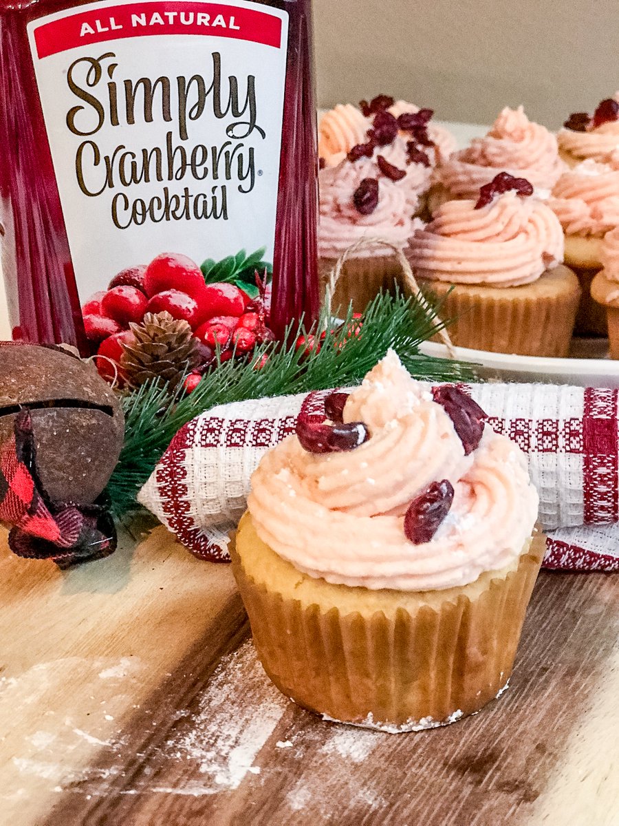 CarrieElleBlog's tweet photo. We love these Cranberry Orange Cupcakes with Cranberry Frosting - perfect for the holidays! {ad} #JoinTheFizztivities #CollectiveBias https://t.co/aaI5Al0s7W https://t.co/uqX9yHdJ7K