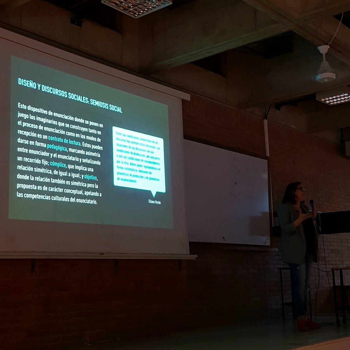 maxovelazquez's tweet image. "El diseño gráfico es un protagonista privilegiado en la construcción de las políticas de identidad nacional y construir la idea de que las empresas privadas son mejores que las públicas" @paulablaunt #com1 #com2 #devalle #DG #fadu #uba