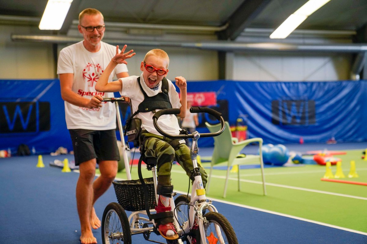 SpecialOlympics's tweet image. As we celebrate #WorldKindnessDay, we thank our athletes for being models of what the world can be when we #ChooseToInclude. 

RT if you will follow their lead!