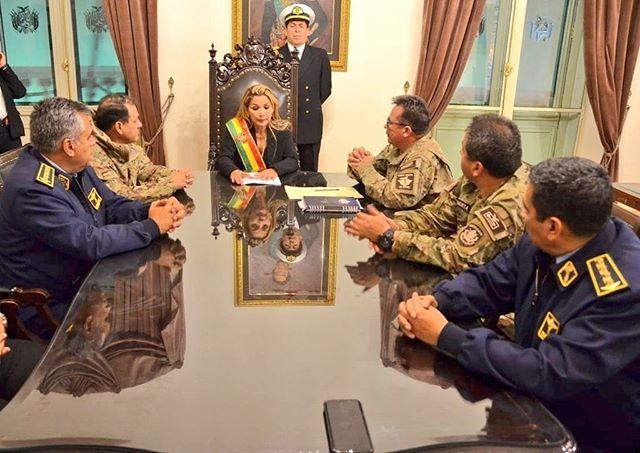 Marco_Teruggi's tweet photo. Militares, una presidenta autoproclamada, represión, asesinatos, estado de excepción, medios de comunicación cerrados, dirigentes asilados. No llamarlo golpe de Estado es ser cómplice directo de lo que sucede.  

 #BoliviaGolpeDeEstado
#13Nov https://t.co/3tI4SreX7B