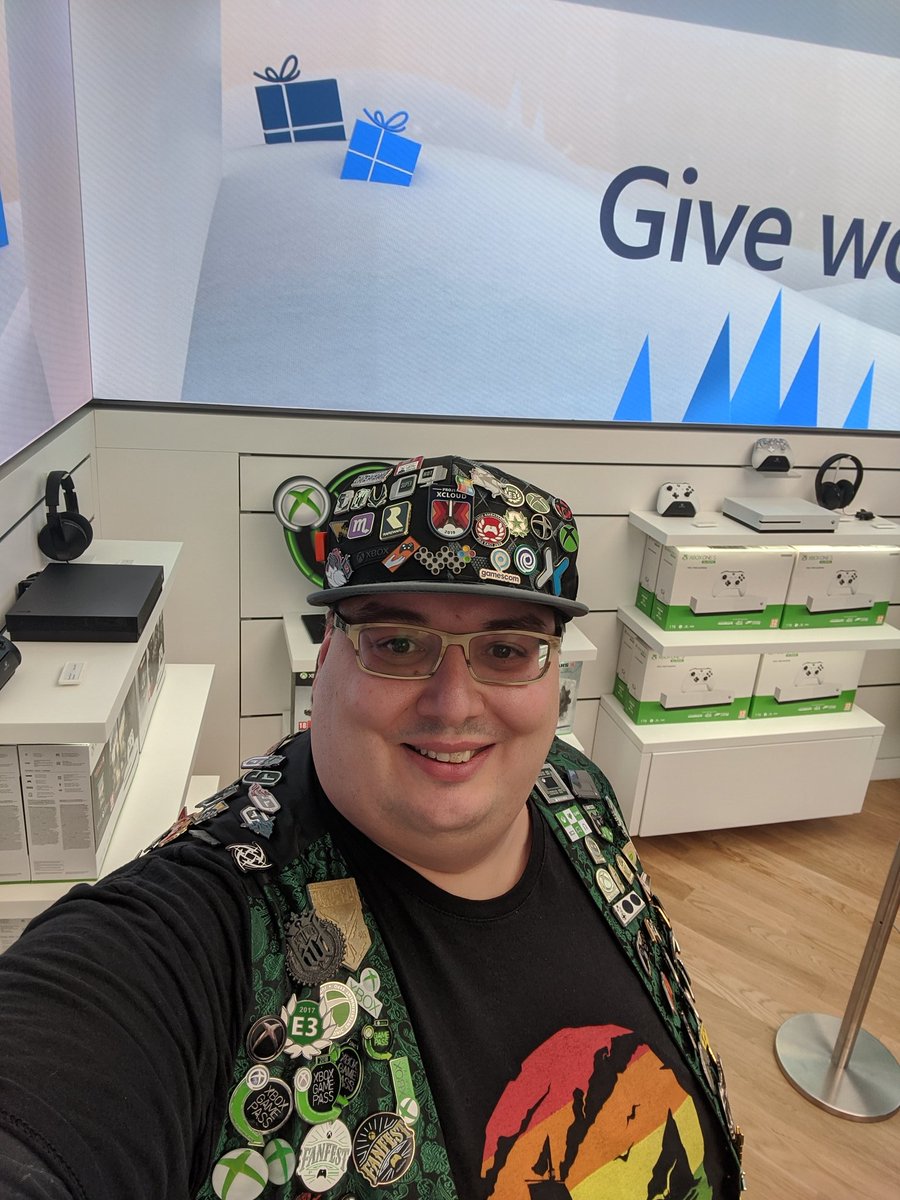 #MicrosoftLDN store, quite crowded!Checking out everything ahead of #X019 ๐