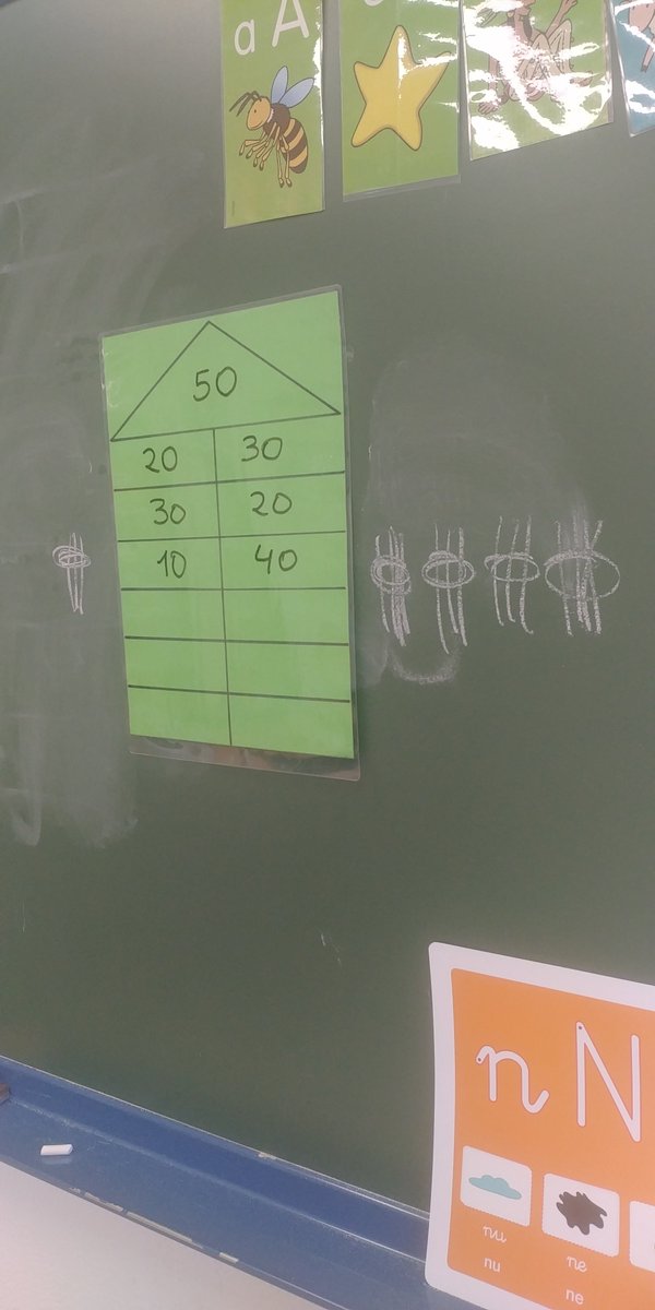 Marta07190715's tweet photo. Clase de primero de primaria. Método ABN ayudandose de palillos. #practicas3b2019 @MaraLuisaMoren8 📚✏ https://t.co/kKX98JBX93