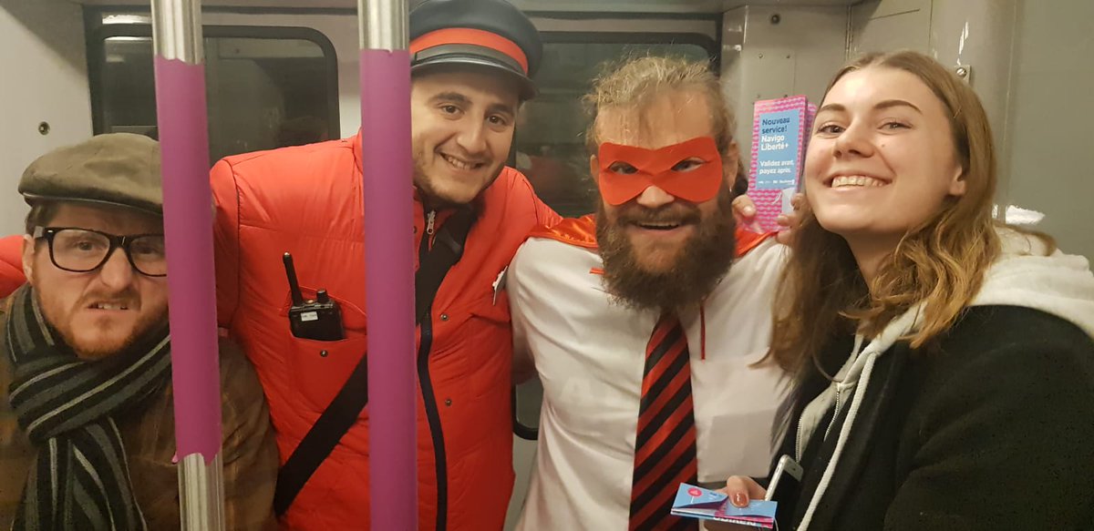 EML_ParisLC's tweet photo. #RERC @RERC_SNCF @Plusdetrains @ACircule 
C'est en ce moment à bord des trains de la ligne C dans Paris.
Promotion et information sur le produit NAVIGO LiberT+ par les @EML_ParisLC accompagnés par des comédiens. Une cliente se prête au jeu, merci à elle!😊 https://t.co/zfESv0b6Jw