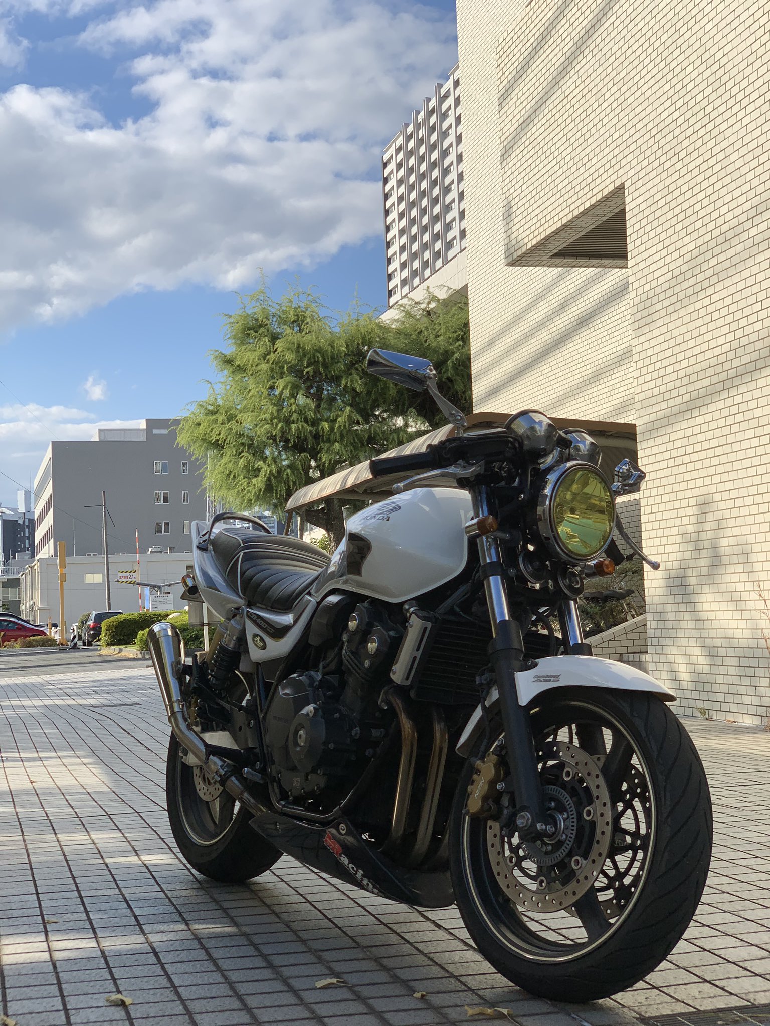 けんと ちゃんと写真撮ったので改めて セパハンにしました ミラーをゼッツーミラーのショーのやつにしたいですな オススメの教えてくれると嬉しいです Cb400sf Nc42 Revo セパハン セパハンネイキッド T Co Zsawf3iivn Twitter