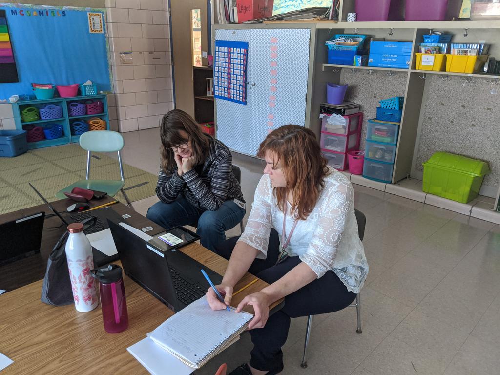ekoval9's tweet image. @norwichcsd #Kindergarten TS learning how they can use in-class flipped stations with their ss. #PLIC #BTEdTech #differentiation #FlippedClassroom
