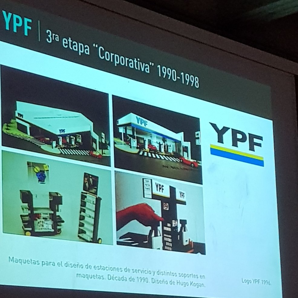 maxovelazquez's tweet image. "Es fundamental complejizar el rol del diseñador profesional, que debe asumir todas las implicancias y responsabilidades de sus operaciones semióticas y enunciativas" @paulablaunt #com1 #com2 #devalle #DG #fadu #uba