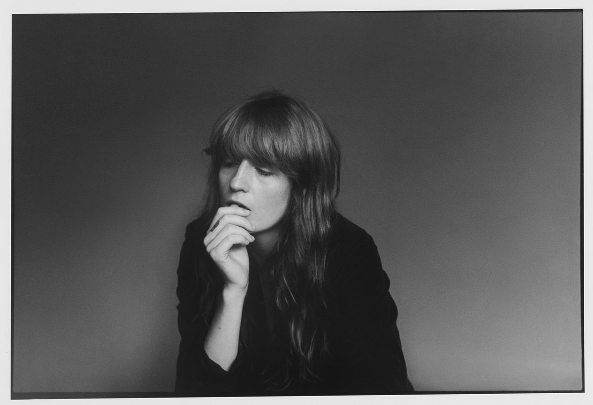 Эмоция восторг. Перевод песни falling trevor daniel. Florence and machine photoshoot. Радостная девушка. Удивленный взгляд девушки.