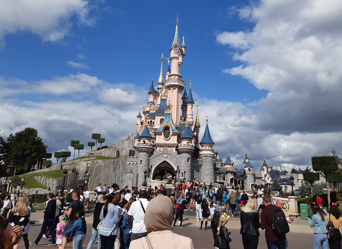 bthetravelbrand's tweet image. La segunda parada, ¡@DisneylandParis ! Un destino donde siempre hay un espectáculo para disfrutar, como el musical de "El Rey León", el #MagicPride o la Carrera de las Princesas. #LePlanDisneyDestinationsExperience