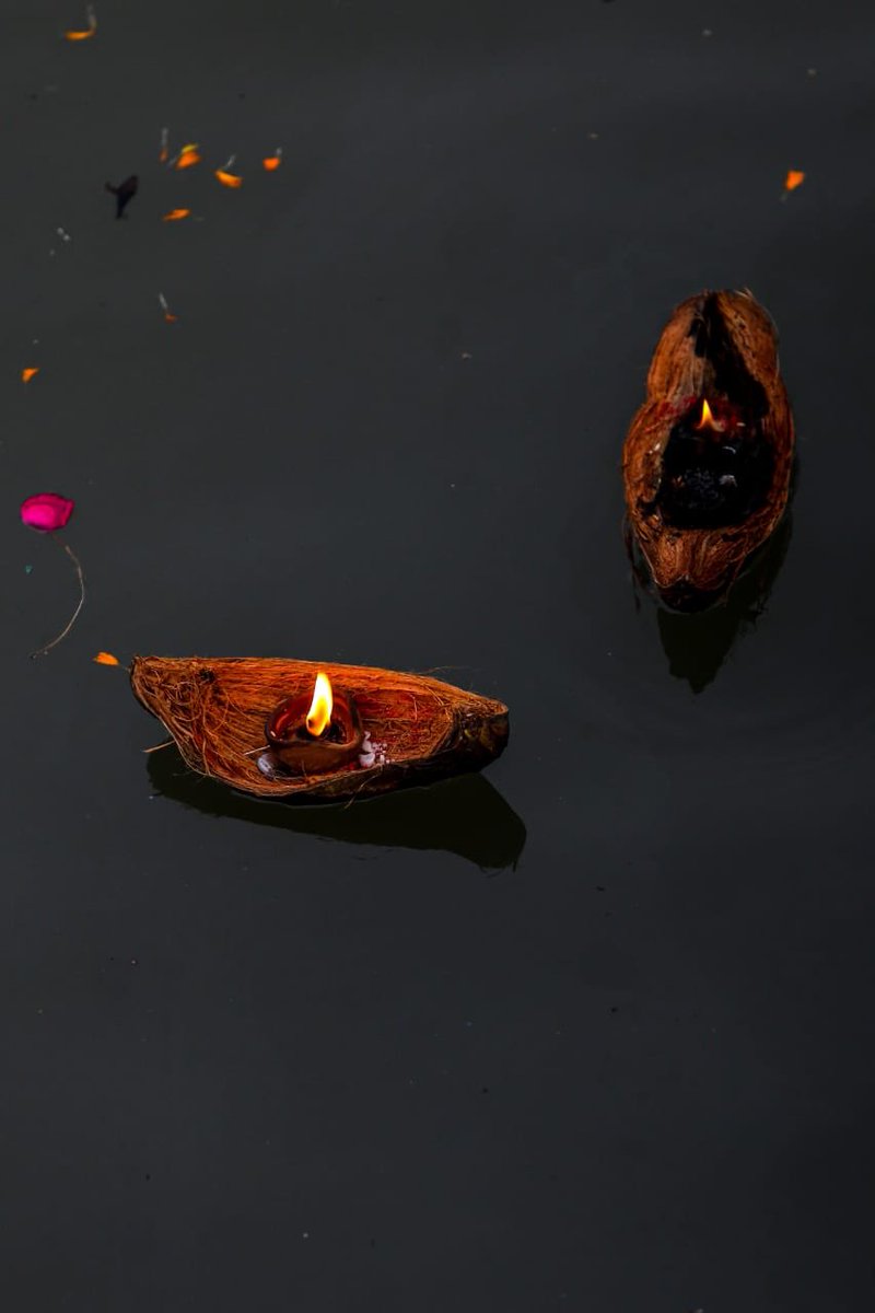 uptourismgov's tweet photo. कल बनारस  में आयोजित देव दीपावली के पावन अवसर पर श्रद्धालुओं ने दीपदान किया।
कुछ झलकियां।
#DevDeepawali2019 #uptourism https://t.co/rIPzwPEBej