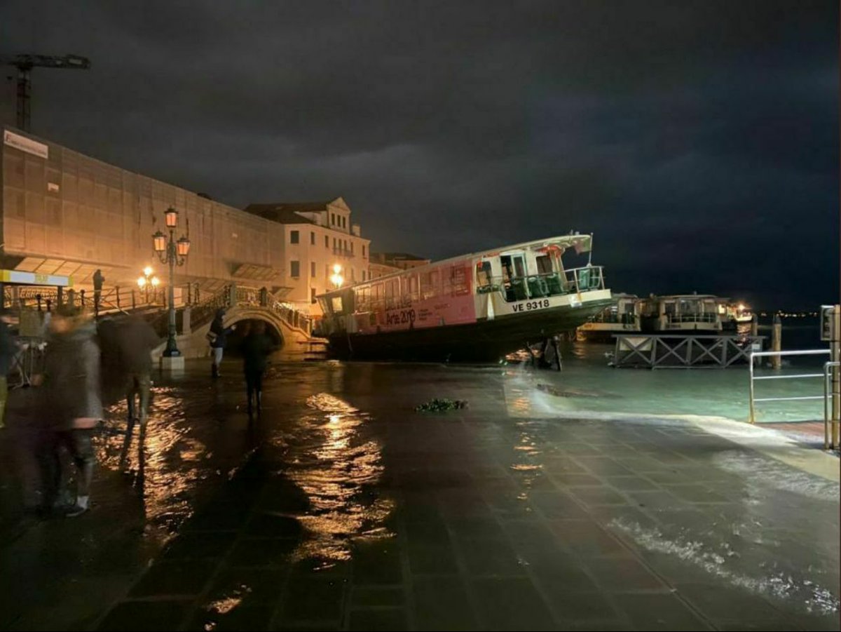 fffitalia's tweet photo. ⛈️ Le temperature record di ottobre ci hanno fatto girare in maglietta. Ieri mezza Italia è stata sommersa da piogge e maree.

🆘 Queste immagini vengono da #Venezia, dove l'acqua alta ha raggiunto il massimo dal 1966.

💀Volete sapere cosa sia la crisi climatica? Eccovi serviti. https://t.co/tP6X8kMr0T