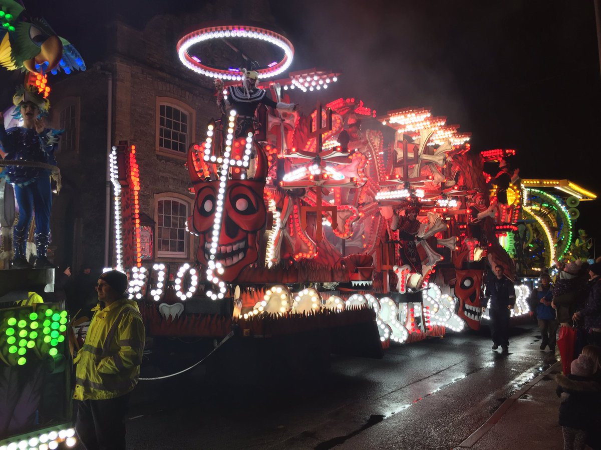 THREAD:
It’s November.
It’s dark.
It’s freezing.
It’s absolutely tipping it down.
Let’s go outside and have a party!
This is the West Country, after all...
Shepton Mallet Carnival baby!