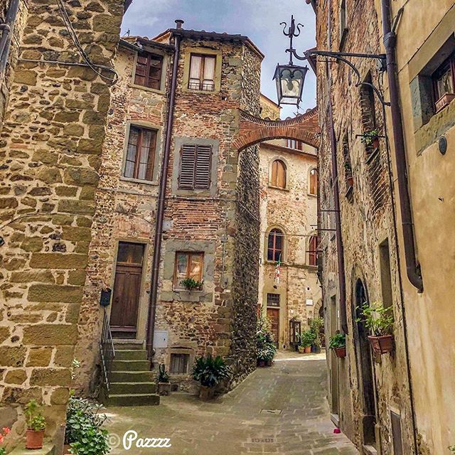 Anghiari’s streets make up a labyrinth that takes you through history. Take in the sights of this striking medieval town 👉 bit.ly/AnghiariStory #ToscanaOvunqueBella #Tuscany

📷 IG passejant_per_ahi