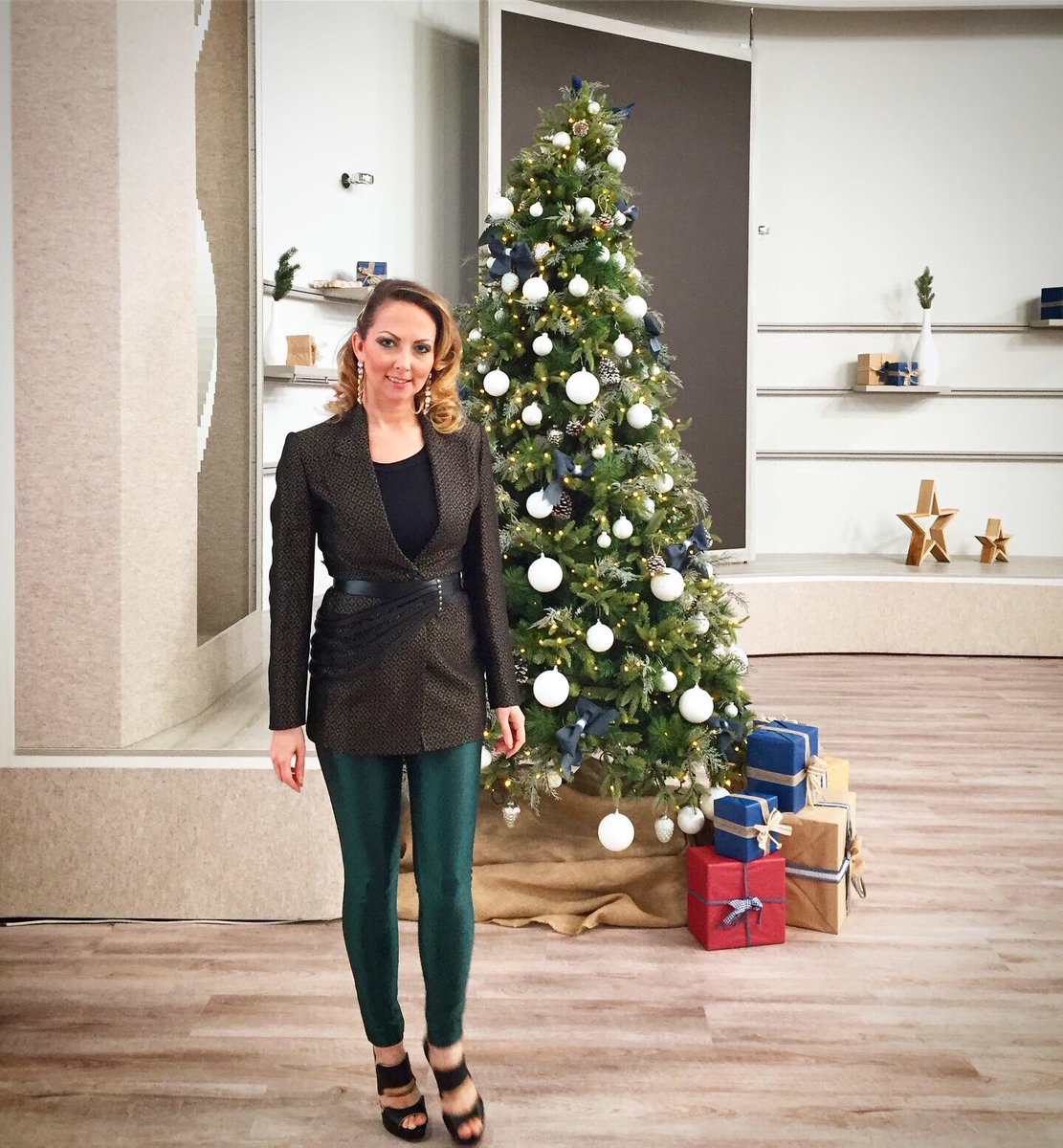 Nina_Taylor's tweet photo. Xmas trees 🎄🎄🎄in the studio on Monday’s #BeautyNight show at #QVCgermany #livetv #tvhost #tvpresenter #ninataylor #handmodel #model #nails #leightondenny @WirsindQVC https://t.co/7lZxEQCLne