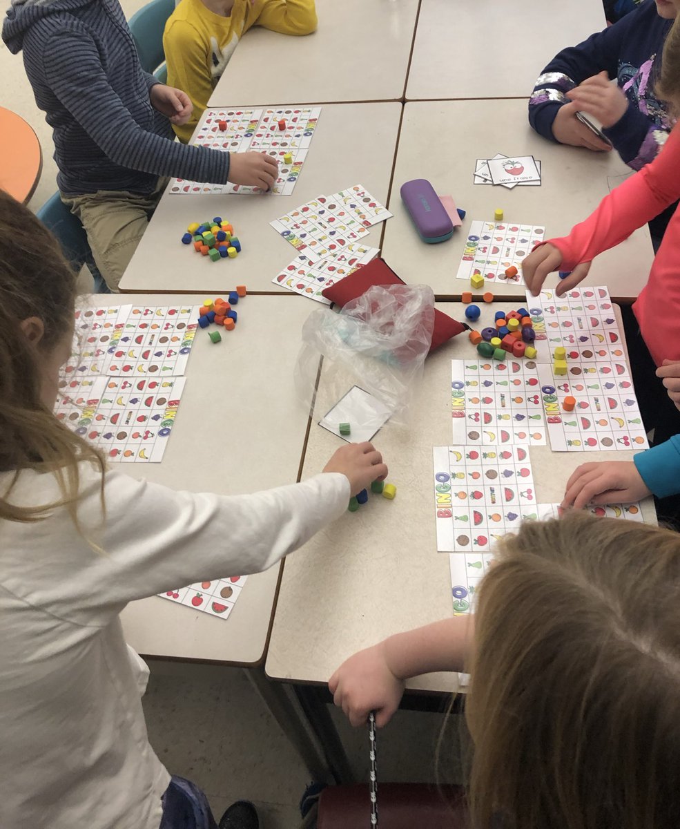 madame_jasmine's tweet image. The first 15 minutes of our day is dedicated to #softentry. During today’s soft entry, some students played fruit bingo (others read or did a puzzle)! So awesome to hear them converse using French vocabulary we’ve previously learned! 🥥🍒🍐 @ASDWLimelight #cssengage
