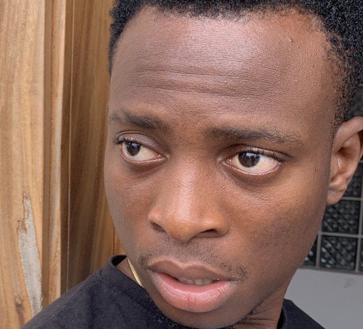 TifeOnagbeso's tweet photo. When you loose your new phone and your friend says ‘Guy dash me your charger nah’ #iamselfless https://t.co/ai0fAEiQYJ