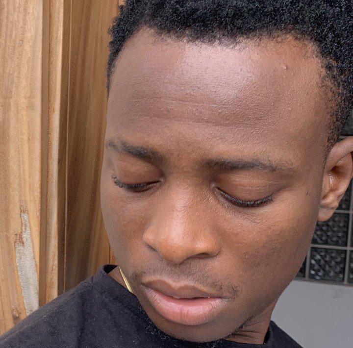 TifeOnagbeso's tweet photo. When you loose your new phone and your friend says ‘Guy dash me your charger nah’ #iamselfless https://t.co/ai0fAEiQYJ
