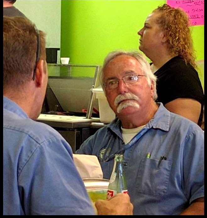 winston_lobo's tweet photo. Siempre es bueno llevar un mostacho de reserva https://t.co/YmPdzM0hTU