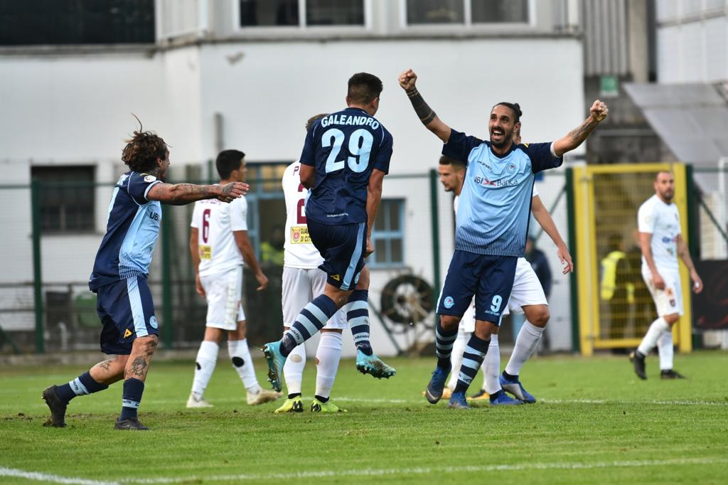 seriecofficial's tweet photo. Strozzato (con affetto) dai compagni 😅
Una gioia incontenibile 😯
Il primo gol pro di Alessandro #Galeandro, classe 2000, vale 3 punti per l'@UCAlbinoLeffe e la palma di #PROtagonista 👑 di giornata
Sognando #Belotti 🐓
👀 @footballdata_fi 👀
#LegaPro #SerieC https://t.co/ApBWTp73Fu