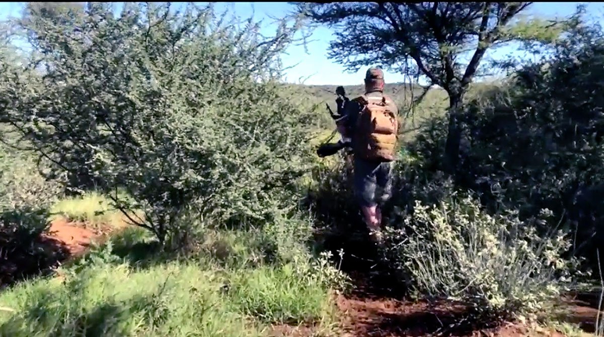 GunUp's tweet photo. 🔥 Fieldcraft: Destination Africa - Episode 3 🔥
https://t.co/XRek6ieLMH There is a lot of strategizing and waiting during the hunt. #africaE3 @BarrettRifles #barrettfieldcraft #destinationafrica https://t.co/MET5fT3Iia