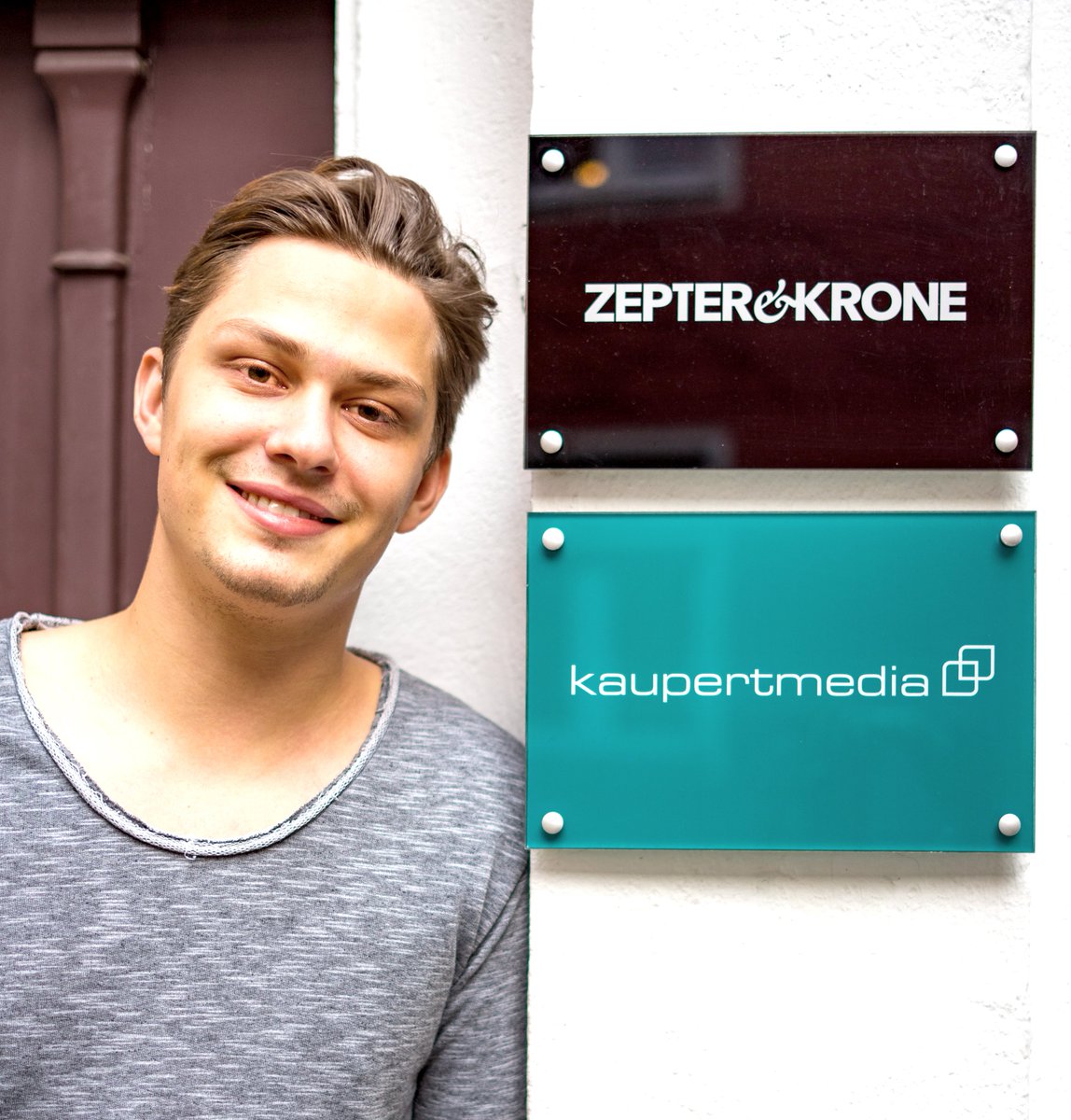 Vom Radio in die Agentur: Der 24-jährige gelernte Bürokaufmann Konstantin verstärkt ab sofort unser Projektmanagement. Praktisch für den Ur-Berliner und Hertha-Fan, denn vom Büro ins Olympiastadion sind es ja nur 100 Meter. 😉

#übergut #agenturleben #kommindieagentur #neuzugang