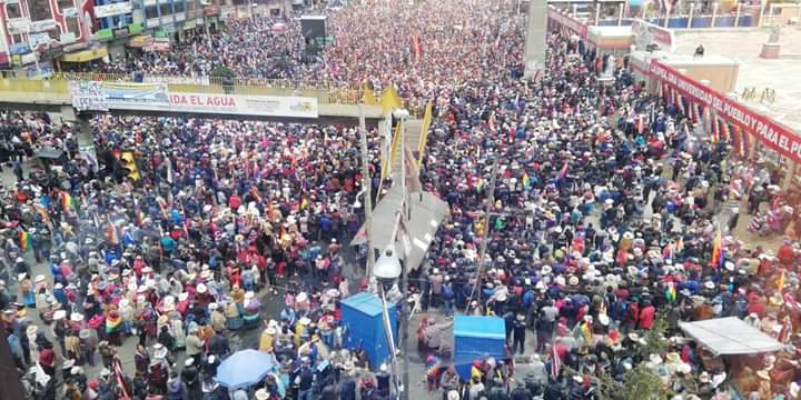 petrogustavo's tweet photo. Esto amigos y amigas es el cabildo abierto de El alto, Bolivia, determina por voto popular derribar el golpe de Estado.

Esta es la verdadera democracia mis queridos demócratas.

Esto se llama lucha social sin ambages, mis queridos amigos sin posición a la espera de un contrato https://t.co/NNN8Sb8zSx