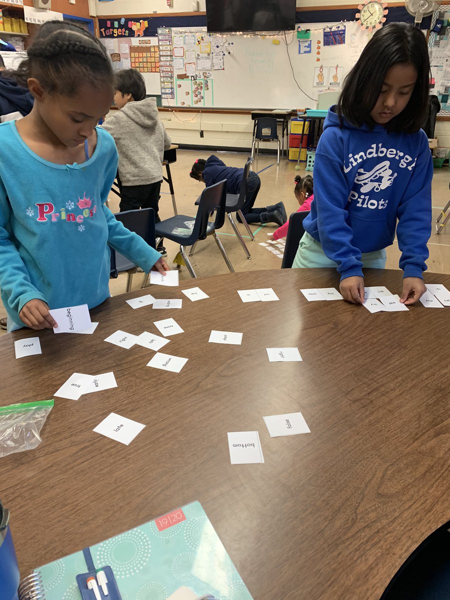 dspoor's tweet photo. Learning about antonyms. Students are collaborating and learning. Engagement is high in Mrs Reilly’s room. @KckLindbergh #kckpsontrack https://t.co/N69fExEVW3
