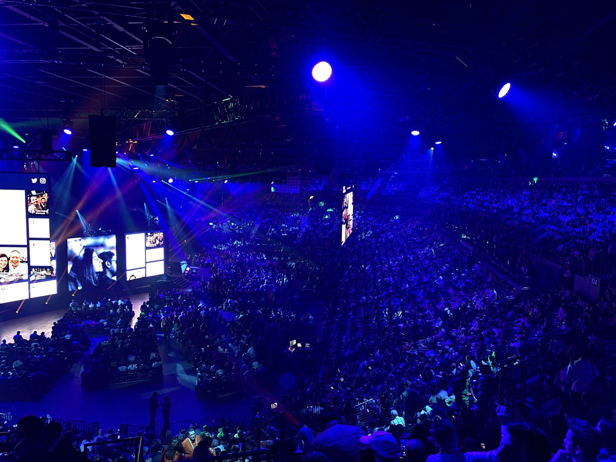 Mah_tiiin's tweet photo. A few people turned out for #data19 in the end. HERE WE GO https://t.co/lPrH7rAjkB