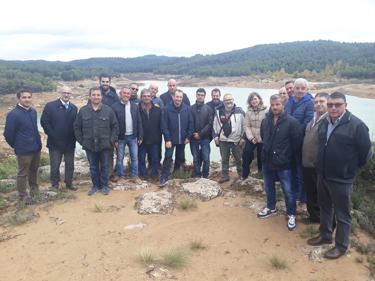 CH_Ebro's tweet photo. #DíaADíaCHE Visita a la cuenca del #Matarraña. La presidenta María Dolores Pascual se ha reunido hoy con la Junta Central de Usuarios del Matarraña para tratar asuntos generales de esta cuenca y se ha desplazado hasta la balsa de #Valcomuna (Te)
Usuarios del Ebro #gestiondelagua https://t.co/Rvo1mF4aNH