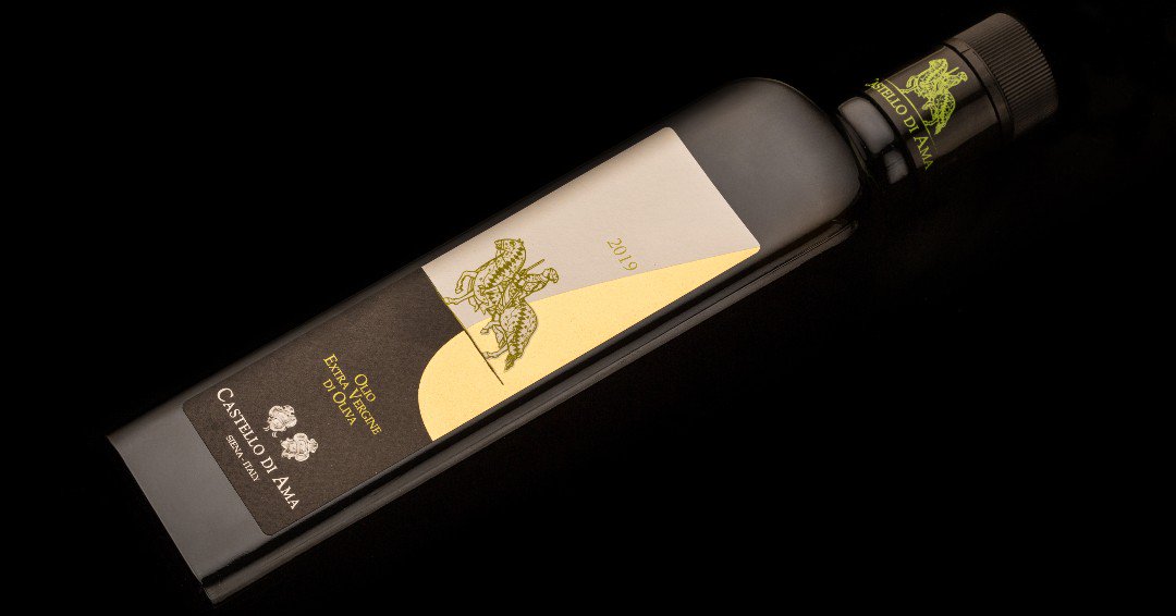 We not only produce wine, but also Extra Virgin Olive Oil 🍈
The hilly area of Ama is able to generate an extremely fruity, fine and elegant oil.
Orders could be made directly on our website:
ow.ly/ILK250x9Bwf
.
.
#castellodiama #extravergineoliveoil #chianticlassico