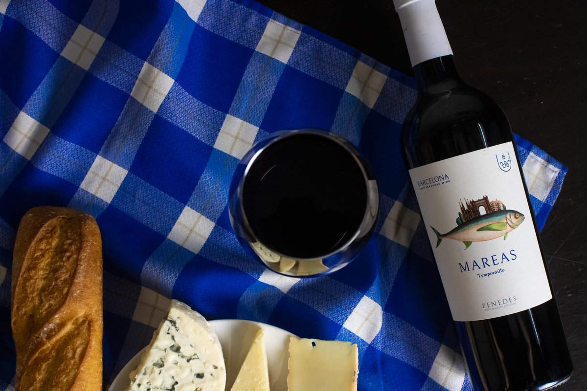 Our MAREAS Tempranillo wine with full and elegant taste, is ideal to drink with meat and many types of cheese.⁣

⁣Nuestro vino MAREAS Tempranillo con sabor completo y elegante, es ideal para tomar con carne y muchos tipos de queso.⁣

❤️ barcelonamediterraneanwine.com/compra-online 🍷🌊🍇☀️