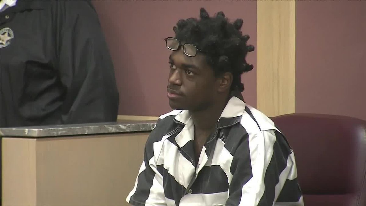 RapFavorites's tweet photo. Breaking News: Kodak Black has been sentenced to 3 years and 10 months in federal prison. 🚨

Details: https://t.co/sWk2SBqsyu https://t.co/kKJr4VNm7H