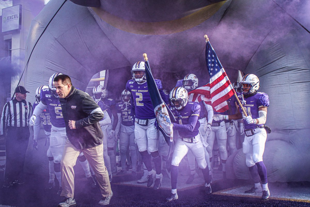 NCAA_FCS's tweet image. 📊Vote for the #FCS Photo of the Week! 🏈

1️⃣ – @MSUBobcats_FB&apos;s Lane Sumner hurdles a UNC defender. 
2️⃣ – Drew Himmelman scoring for @RedbirdFB.
3️⃣ – @JMUFootball running out of the tunnel.
4️⃣ –  @BearkatsFB&apos;s Donovan Williams stiff-arms an ACU defender.