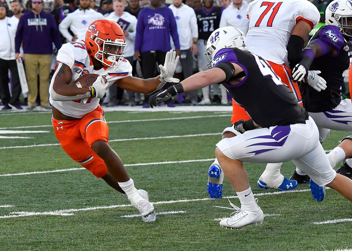 NCAA_FCS's tweet image. 📊Vote for the #FCS Photo of the Week! 🏈

1️⃣ – @MSUBobcats_FB&apos;s Lane Sumner hurdles a UNC defender. 
2️⃣ – Drew Himmelman scoring for @RedbirdFB.
3️⃣ – @JMUFootball running out of the tunnel.
4️⃣ –  @BearkatsFB&apos;s Donovan Williams stiff-arms an ACU defender.