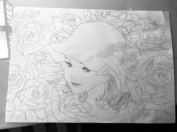 大阪の個展でレースやバラをあしらったフェミニンな絵が評判良かったのでそういうモチーフで絵を描いている。私の欠点は早く色を塗りたいがために下絵を充分に吟味せず進めてしまうとこにある。デッサンのの狂いに気付いてもアナログの場合やり直しがきかないため厄介である。 