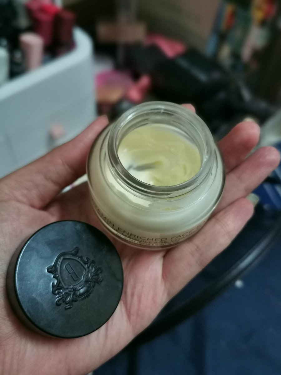 Anjoe09681265's tweet image. เข้าหน้าหนาวลงรองพื้นไม่ค่อยติดหน้าแม้จะใช้ของดีแค่ไหนก็ตาม ลองไพรเมอร์,เบสมาเยอะมากแต่ไม่ตอบโจทย์ จนสุดท้ายมาจบที่ตัวนี้ #VitaminEnrichedFaceBase ทาทั่วหน้าบางๆก่อนลงรองพื้นช่วยให้รองพื้นเนียนสมานฉันกับผิวมากขึ้นจริงๆจ้่าแม่
@BobbiBrown_TH 
@BobbiBrown 
#FaceBase
#SupportMakeup