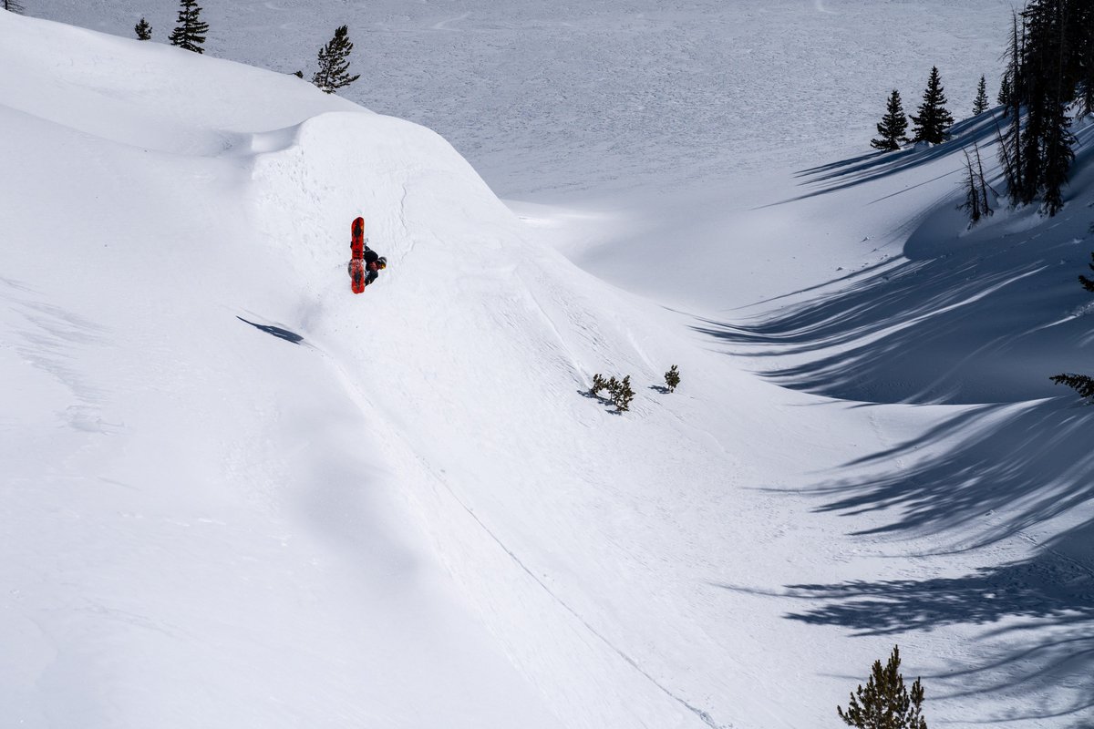 TetonGravity's tweet photo. We're bringing #TGRRoadless to Jackson Hole tomorrow night! Come support Friends of Bridger-Teton Avalanche Center and meet the athletes!

Tickets and info: https://t.co/7ds88FICuy.

📷: Ming Poon // 🏂: @TravRice https://t.co/EiAWo6EtRx
